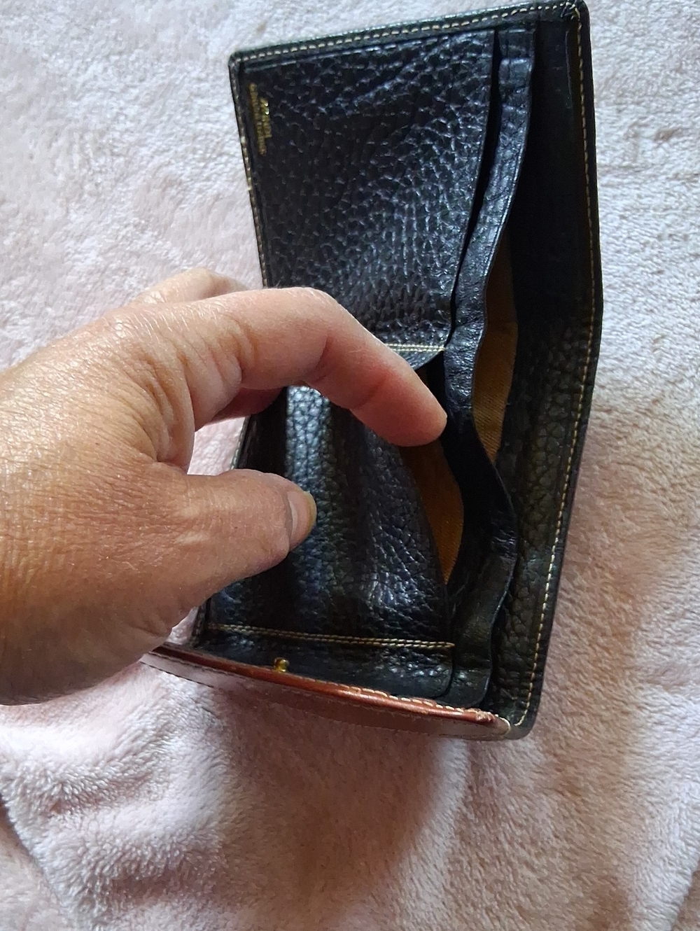 Black and Brown Leather Bifold Wallet with Embossed Crest - Picture 8 of 8